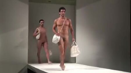 Des hommes nus sur le podium