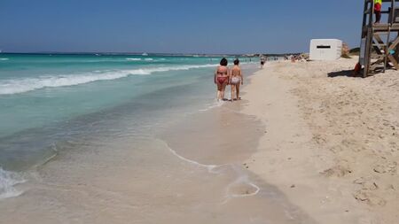 Visite à pied de la plage naturiste de Platja des Trenc, balade sur la plage naturiste, Majorque, Espagne 4K