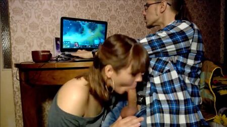 Vidéo porno : des jeunes Russes ont donné une fessée à une Kazakhe