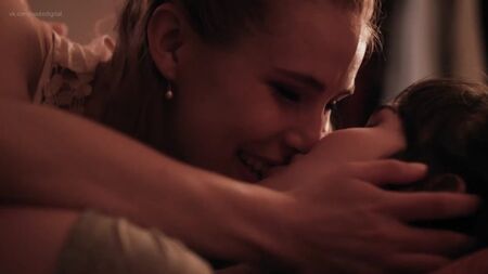 Alexandra Turshen, Michelle Hendley nues - Boy Meets Girl (2014) HD 1080p Regarder en ligne