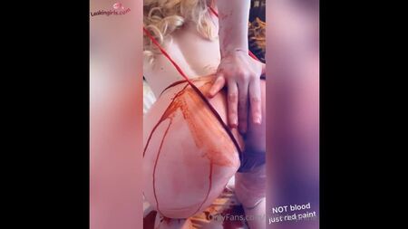 Belle Delphine se doigte l'anus avec du faux sang