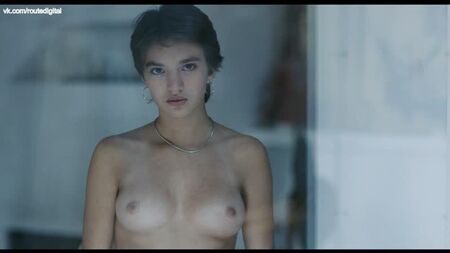 Laura Smet, Billie Blain Nude - La Sainte Famille (FR-2019) HD 1080p Regarder en ligne / Laura Smet, Billie Blain - La Sainte Famille