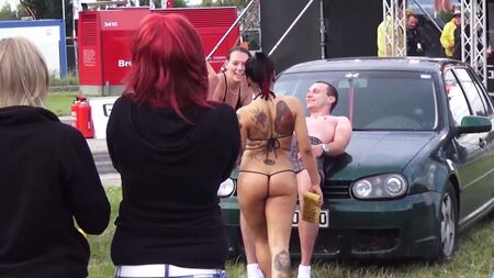 Sexy Car Wash - Drôle : deux jolies filles font laver une Volkswagen VW Golf