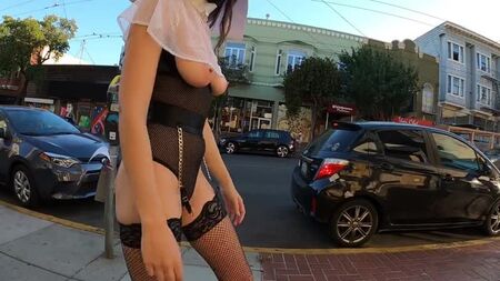 ShyGothExhib - Une nonne sans vergogne se promène seins nus en costume d'Halloween en public