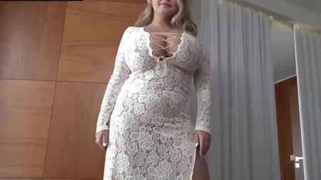 Une blonde aux gros seins sexy
