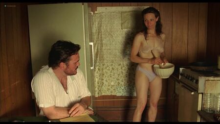 Marisa Tomei, Emily Hynnek, Lili Taylor nues - Factotum (2005) HD 1080p Web
