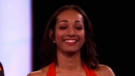 Sophie dans « Naked Attraction » [#XClass] (gros seins, Sophie, Naked Attraction, indienne, britannique, jeu télévisé, Maurice, longs tétons)