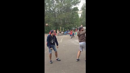 Les moniteurs Vanya et Ilya exécutent la danse « Soku soku bachi bachi »)))) Regardons et apprenons)