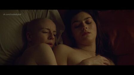Kacey Rohl, Amber Anderson nues - White Lie (2019) HD 1080p Regarder en ligne / Kacey Rohl, Amber Anderson - Un mensonge pour sauver la situation