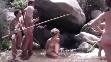 Voyage d'une famille nudiste à la montagne (années 1960)