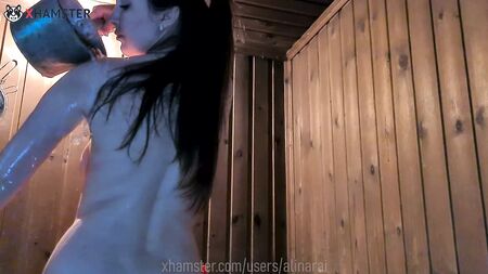 « Ne jouis pas en moi, fiston, je ne veux pas tomber enceinte. » Le fils baise sa belle-mère dans la baignoire