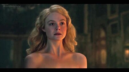 Elle Fanning nue - The Great S01E01 (2020) Regarder en ligne / Эль Фаннинг - Великая