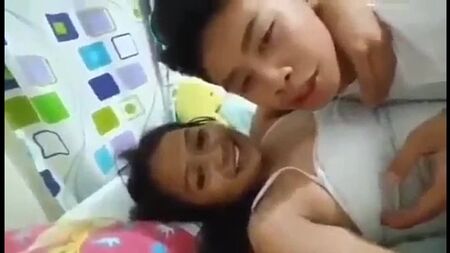 PORNO INDONÉSIEN : EN COUPLE, mais la bite rentre