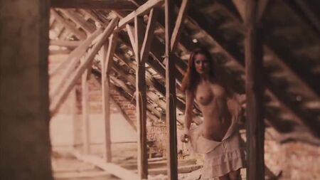Séance photo nue d'une superbe mannequin sexy