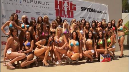 Concours de mini-bikinis. Mini bikini contest. De jolies filles