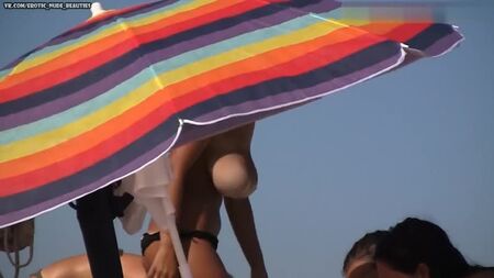 Plage de topless aux gros seins