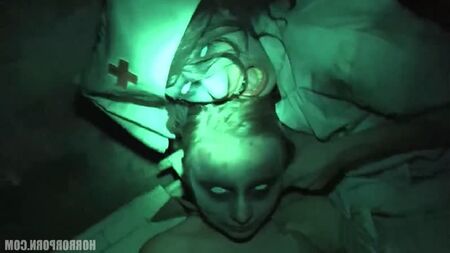 HorrorPorn : infirmières baisent un mec dans un film d'horreur (porno, xxx, intégral, seins, cul, éjaculation, couples, fellation, ado, POV, bite, érection, érotique)