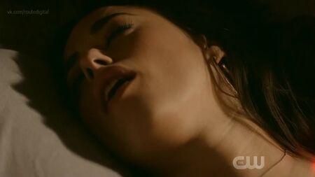 Jeanine Mason - Roswell, Nouveau-Mexique s01e13 (2019) HD 1080p Nue ? Sexy ! Regarder en ligne