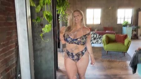 Ellana Bryan : dans les coulisses de Fashion Nova Curve - 4K