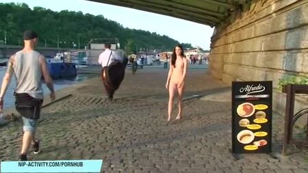 Se promener nu dans la rue