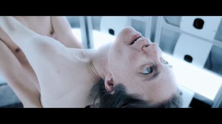 Friederike Kempter, Eva Löbau, Katja Bürkle, Maria Hofstätter, Lara Mandoki Nude - Solitude, sexe et compassion (2017) Regarder