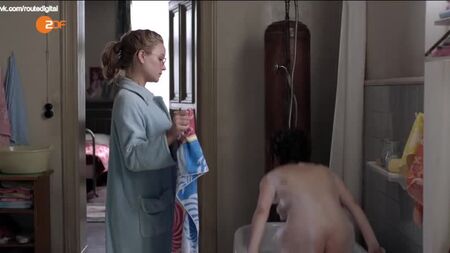 Sonja Gerhardt, Emilia Schüle, Anne Werner, Martina Schöne-Radunski Nude @ Ku'damm 56 (2016) - 720 Regarder en ligne