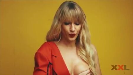 Lesya Nikityuk nue dans le magazine XXL