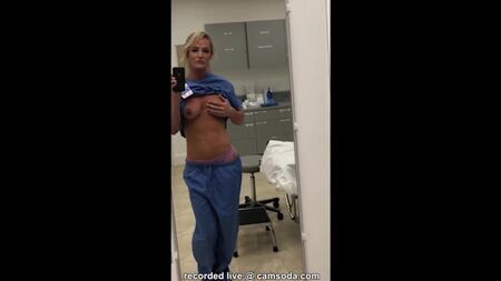 Une infirmière en chaleur