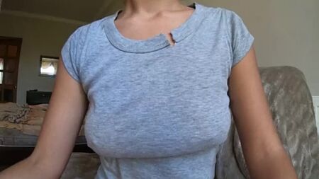 Un mec lèche des seins tombants