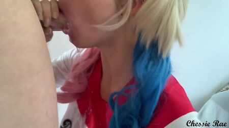 Qui aurait cru que Harley Quinn avait une poitrine généreuse et qu'elle savait faire une gorge profonde ?! - Chessie Rae