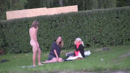 Un mec nu qui drague des filles. CFNM, voyeurisme