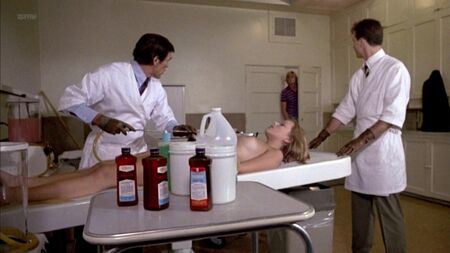 Mary Beth McDonough, Violet Manes Nude - Mortuary (États-Unis, 1983) 1080p