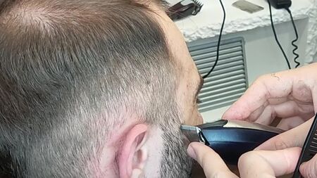 Comment réaliser une coupe mulet __ Tutoriel pour la coupe mulet __ Coupe mulet moderne avec dégradé prononcé __ Coiffure et coupe de cheveux