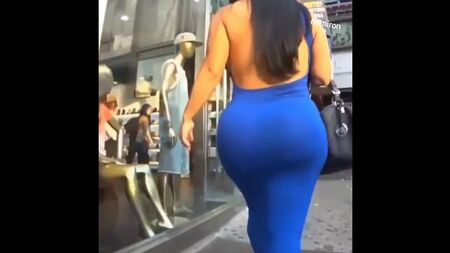 Une femme aux formes généreuses qui marche dans la rue