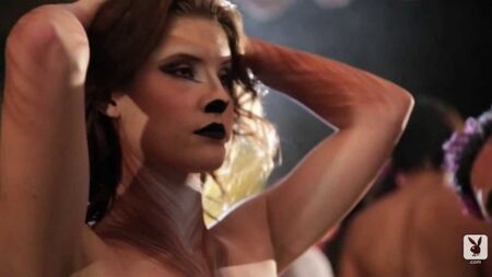 Amanda Cerny se fait peindre le corps par Playboy