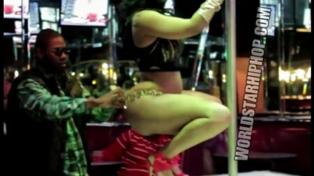 Deelishis : Le club de strip-tease aux fesses généreuses [VERSION INTÉGRALE]