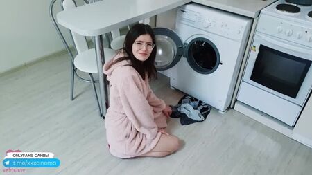 Ma demi-sœur n'était PAS coincée dans la machine à laver et m'a surpris alors que je voulais lui baiser la chatte