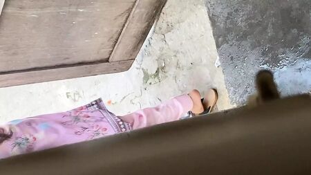 Regardez la vidéo complète de cette jeune villageoise qui se baigne entièrement nue dans le ruisseau