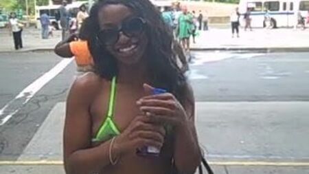 Saniya porte un haut de bikini transparent en public !