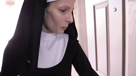Une femme et une nonne déjantée baisent en bas