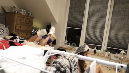 Pendant qu'ils faisaient la fête à fond, j'étais là, en direct devant la caméra voyeur