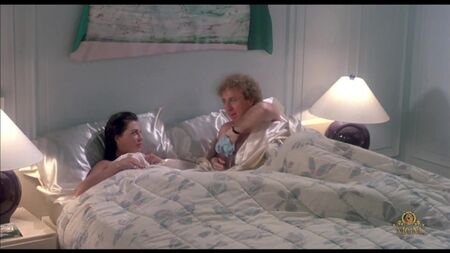 Kelly LeBrock nue - La Femme en rouge (1984) Regarder en ligne / Kelly LeBrock - La Femme en rouge