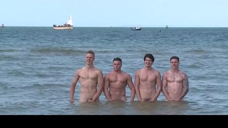 Des hétéros s'amusent nus sur la plage - b
