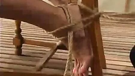 Une technique de bondage incroyable pour Venus, une fille aux formes généreuses