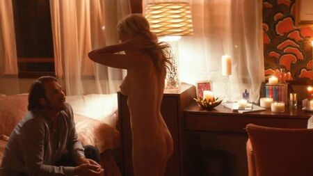La scène de nudité d'Angela Kinsey dans « Half Magic » sur ScandalPlanetCom