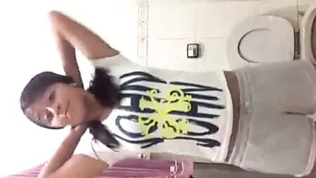 JEUNE FILLE POILUE