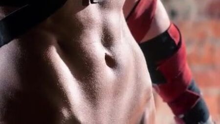Mannequin de fitness seins nus