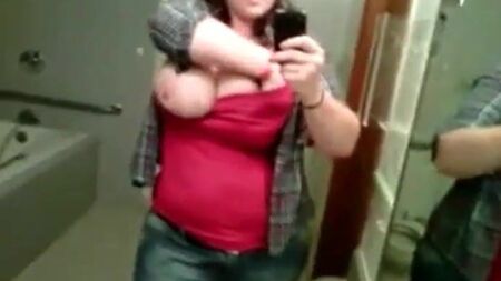 Selfie avec des seins bien ronds