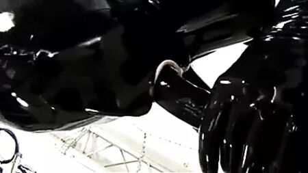 Enfiler une combinaison en latex