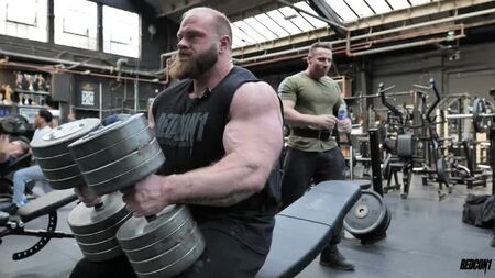 Le programme d'entraînement de James Hollingshead pour les pectoraux - À six mois du Mr. Olympia 2021